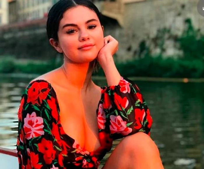 Selena Gomez pare blândă și visătoare, dar devine o bestie când se cazează la hotel