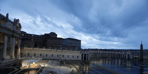 Papa Francisc se roaga - Piata sf petru goala FOTO AFP
