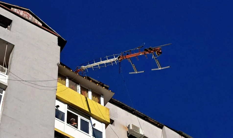 Antena desprinsă putea oricând să producă un dezastru FOTO AM