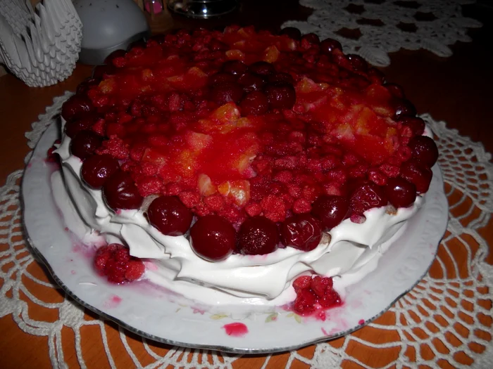 Prăjitură cu zmeură şi vişine