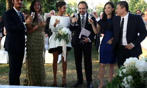 După sfârșitul ceremoniei, mirii și alaiul de nuntași au plecat la petrecere jpeg