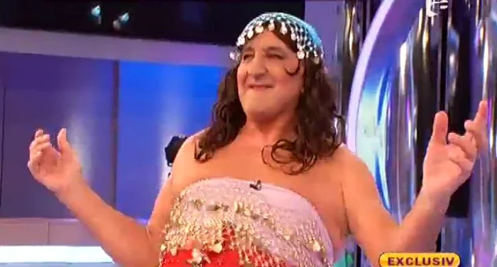 
    Rică Răducanu s-a îmbrăcat în cadână. (captură Anetna 1)  