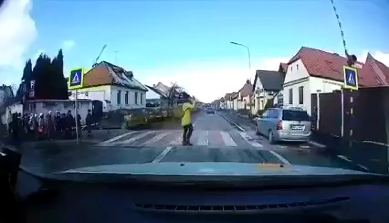 Un şofer a trecut în viteză în timp ce educatoarea încerca să-i treacă strada în siguranţă pe micuţi FOTO captură video