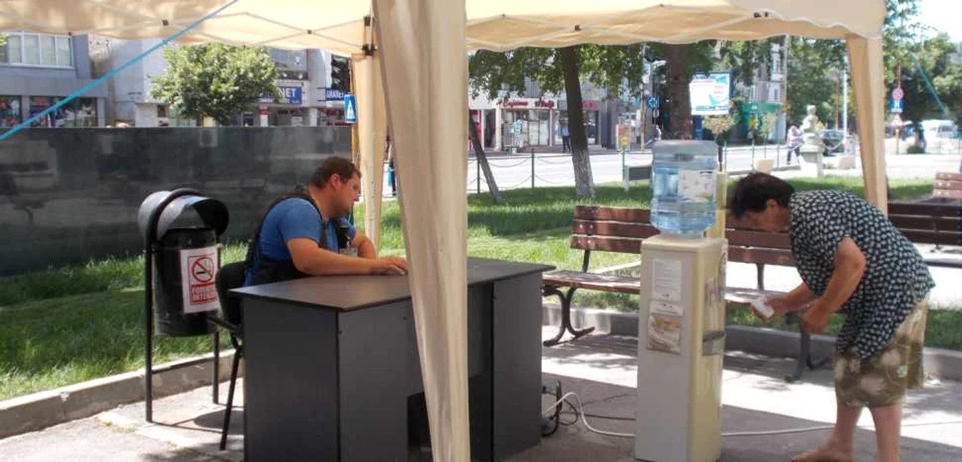Autorităţile au pregătit 20 de puncte de distribuţie a apei în judeţul Olt, însă temperaturile sunt, şi în aceste corturi, insuportabile FOTO: Alina Mitran