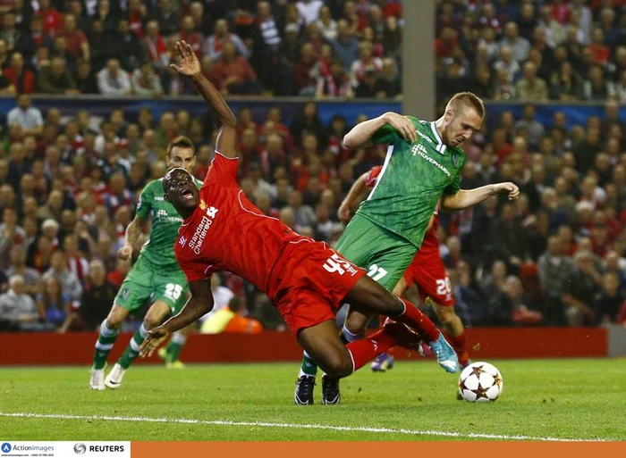 
    Cosmin Moţi, în duel cu Balotelli  