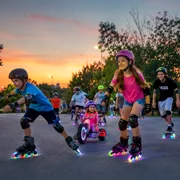 Copii și adolescenți fericiți la joacă pe role, biciclete și skateboarduri cu roți luminoase Foto DMS jpg