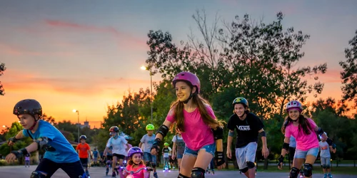 Copii și adolescenți fericiți la joacă pe role, biciclete și skateboarduri cu roți luminoase Foto DMS jpg