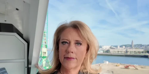 o femeie din sua vorbeste despre viata pe croaziera captura video youtube  Living On Cruise Control png