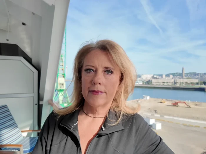 Laura trăiește de peste un an pe navă/FOTO: Youtube/Living On Cruise Control