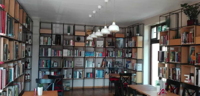 cafenea-biblioteca bookla cluj foto