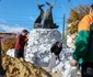 Localnicii din Nicolaev acoperă un monument pentru a-l proteja de bombardamente FOTO EPA-EFE