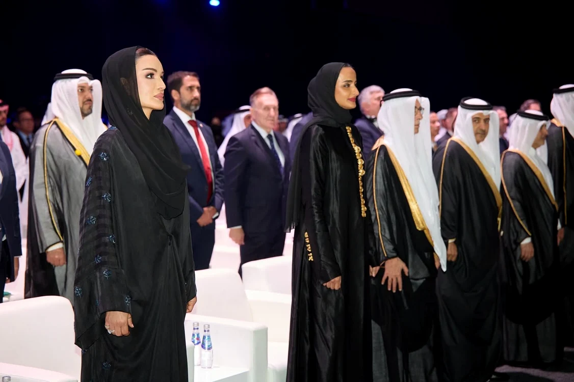 Șeica Moza bint Nasser în prim-plan. FOTO: Casa Regală