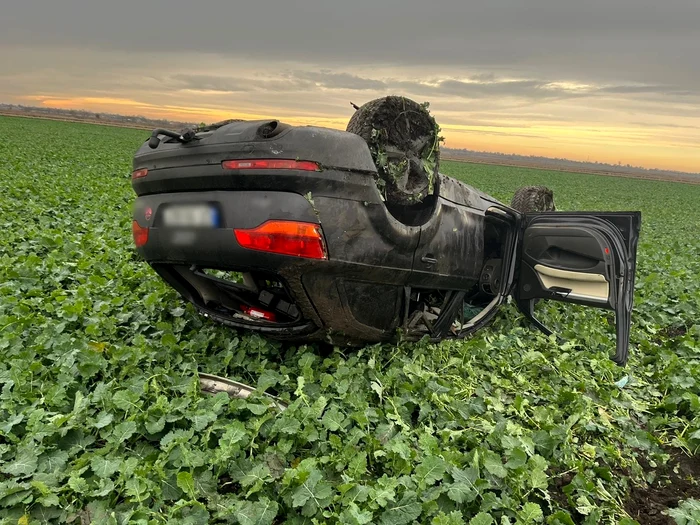 Cauzele care au dus la ieșirea autoturismului de pe carosabil urmează să se stabilească FOTO: martor