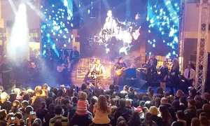 Sâmbătă Ștefan Bănică a  cântat într un mall,  pentru un tarif de  12 000 de euro jpeg