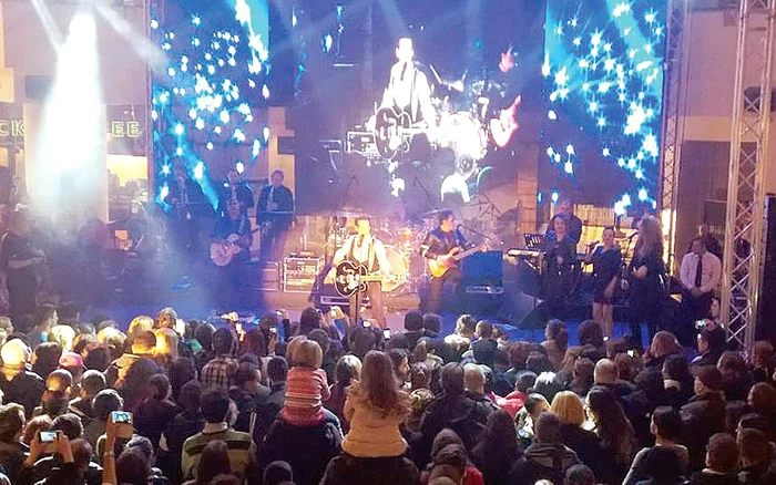 Sâmbătă Ștefan Bănică a  cântat într-un mall,  pentru un tarif de  12.000 de euro