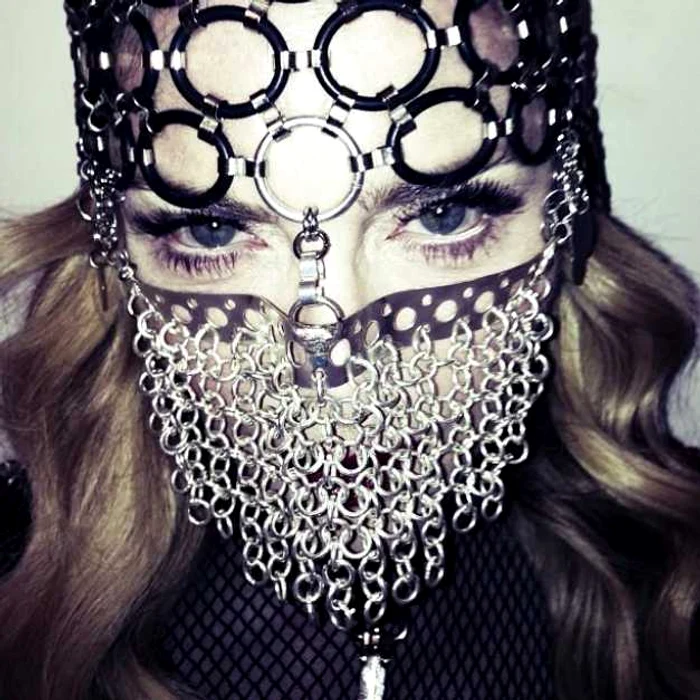 Madonna Niqab Facebook