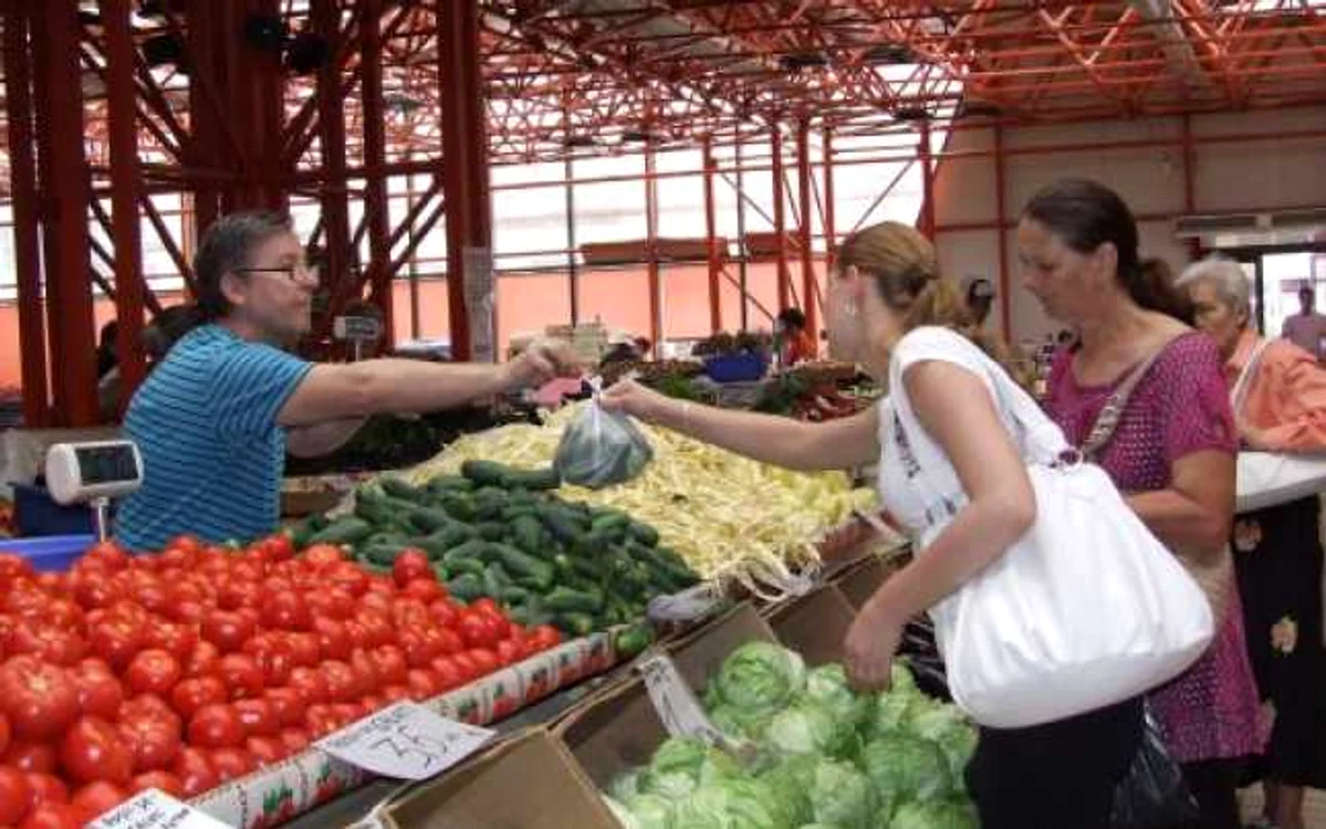 Preţul kilogramului de castraveţi din pieţele pietrenilor variază între 30 de bani şi un leu