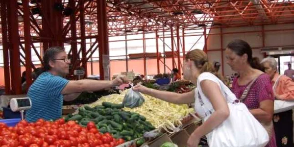 Preţul kilogramului de castraveţi din pieţele pietrenilor variază între 30 de bani şi un leu