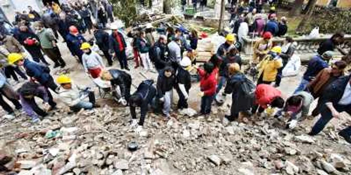 Distrugeri provocate de cutremurul din 2009 FOTO Afp/Mediafax