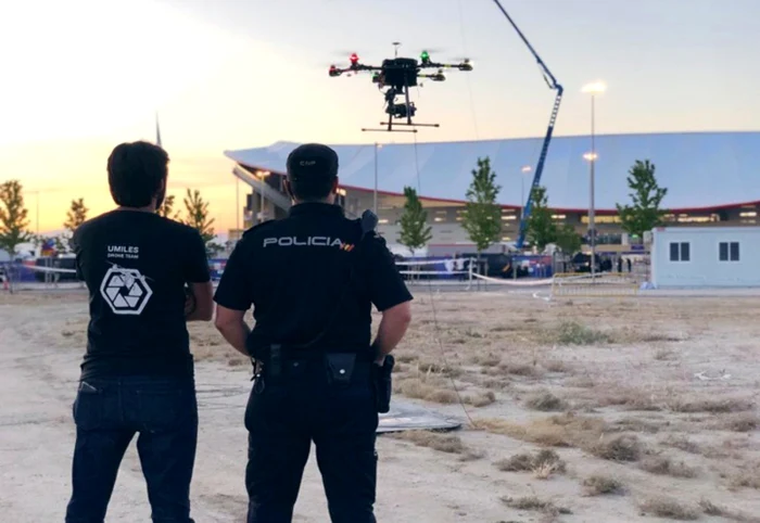 Dronele difuzează mesaje către trecători, spunându-le să rămână acasă