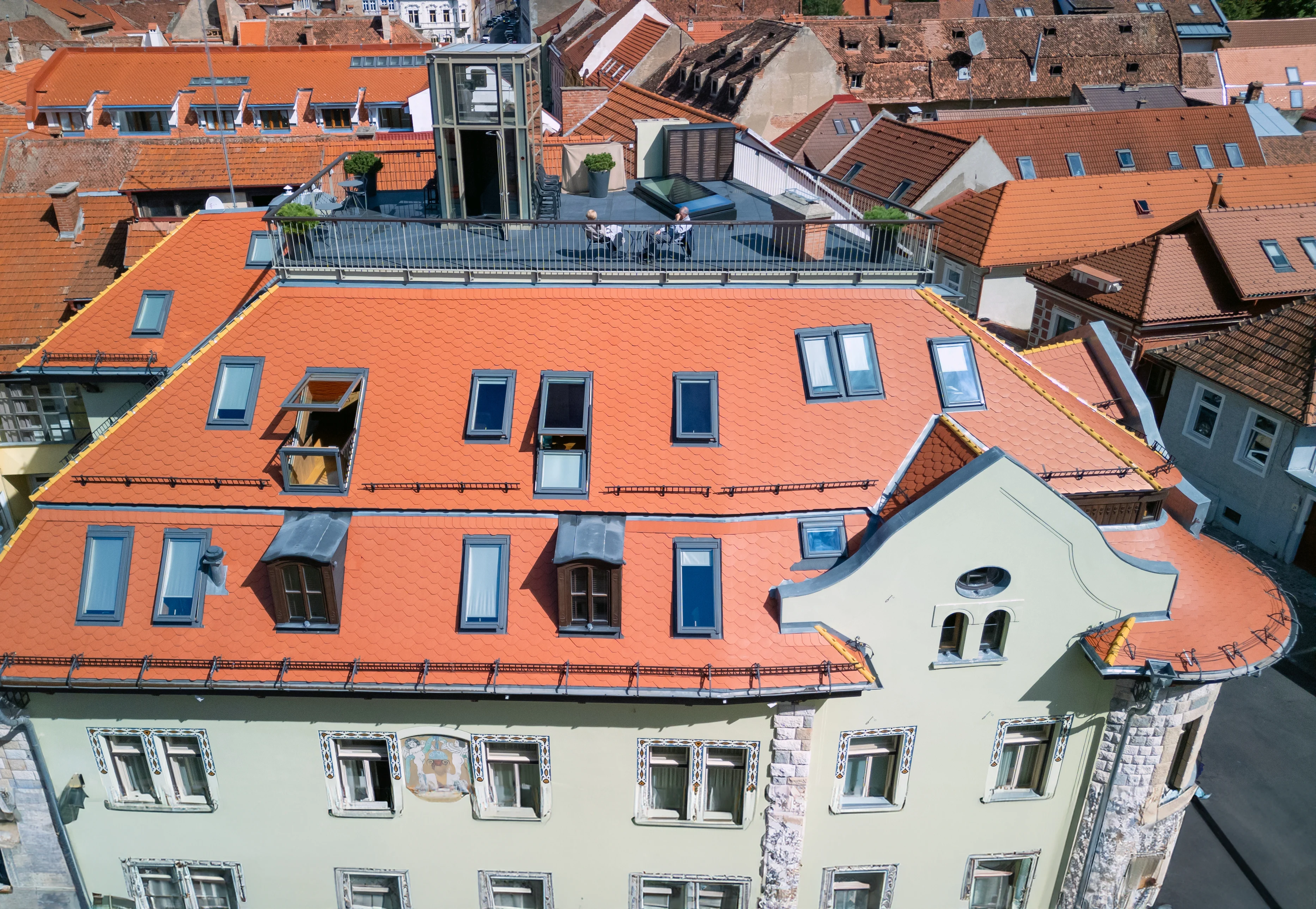 Schuster Boarding House: O bijuterie arhitecturală la poalele Tâmpei, pusă în valoare de ferestrele și balcoanele de mansardă VELUX