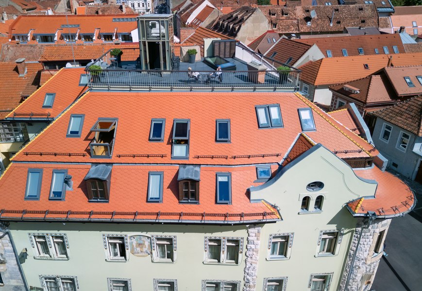 Schuster Boarding House: O bijuterie arhitecturală la poalele Tâmpei, pusă în valoare de ferestrele și balcoanele de mansardă VELUX