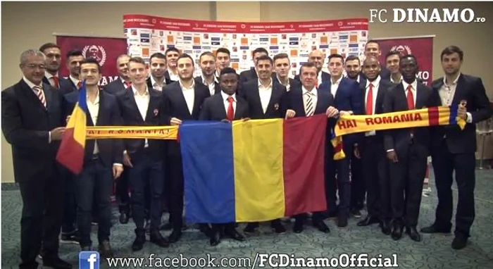 
    Roş-albii sărbătoresc 1 Decembrie Foto: fcdinamo.ro / Octavian Cocoloş   