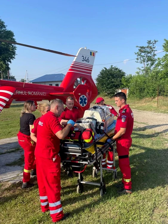 Bebelușul a fost transportat la Galați cu elicopterul SMURD FOTO Inspectoratul General de Aviație