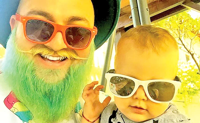 
    Boier Bibescu, mândru  de barba verde, alături de  fiul lui, Lucas Alexandru  