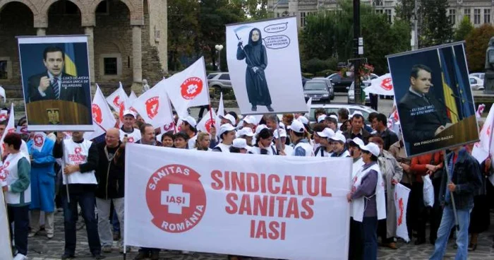 Iaşi: Pichetare cu trei caricaturi: Boc, Bazac şi Pogea VIDEO şi FOTO