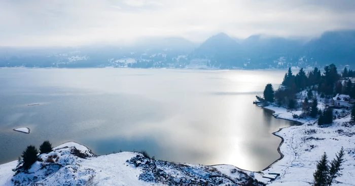 Lacul se transformă complet pe timp de iarnă