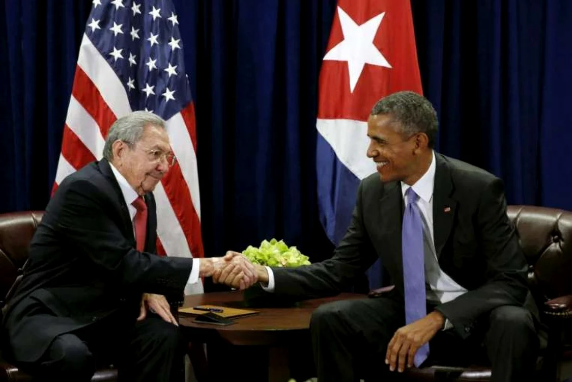 Raul Castro (dreapta) şi Barack Obama (stânga), protagoniştii normalizării relaţiilor între Cuba şi SUA FOTO straitstimes.com