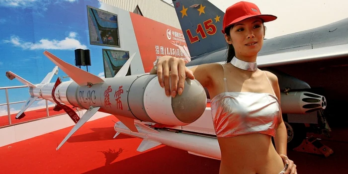 Un model alături de un avion de luptă L15, dezvoltat de chinezi, şi expus la cea de-a 6-a ediţie a Expoziţiei Internaţionale de Aviaţie şi Aerospaţiale din China, de la Zhuhai, Guangdong. FOTO Getty Images