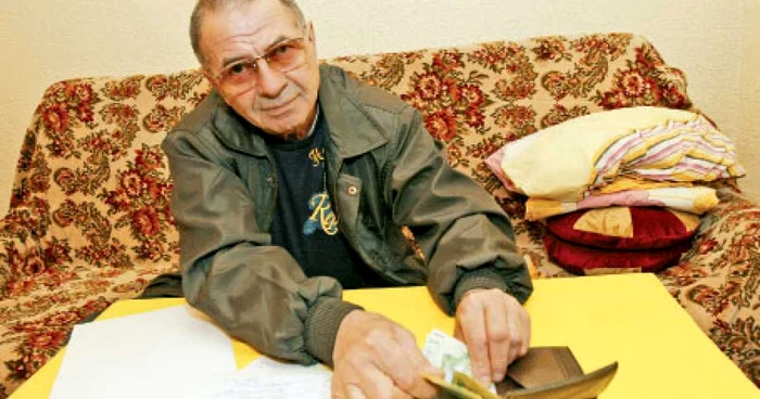 Românii numără banii rămaşi pentru mâncare numai după ce îşi plătesc întreţinerea casei
