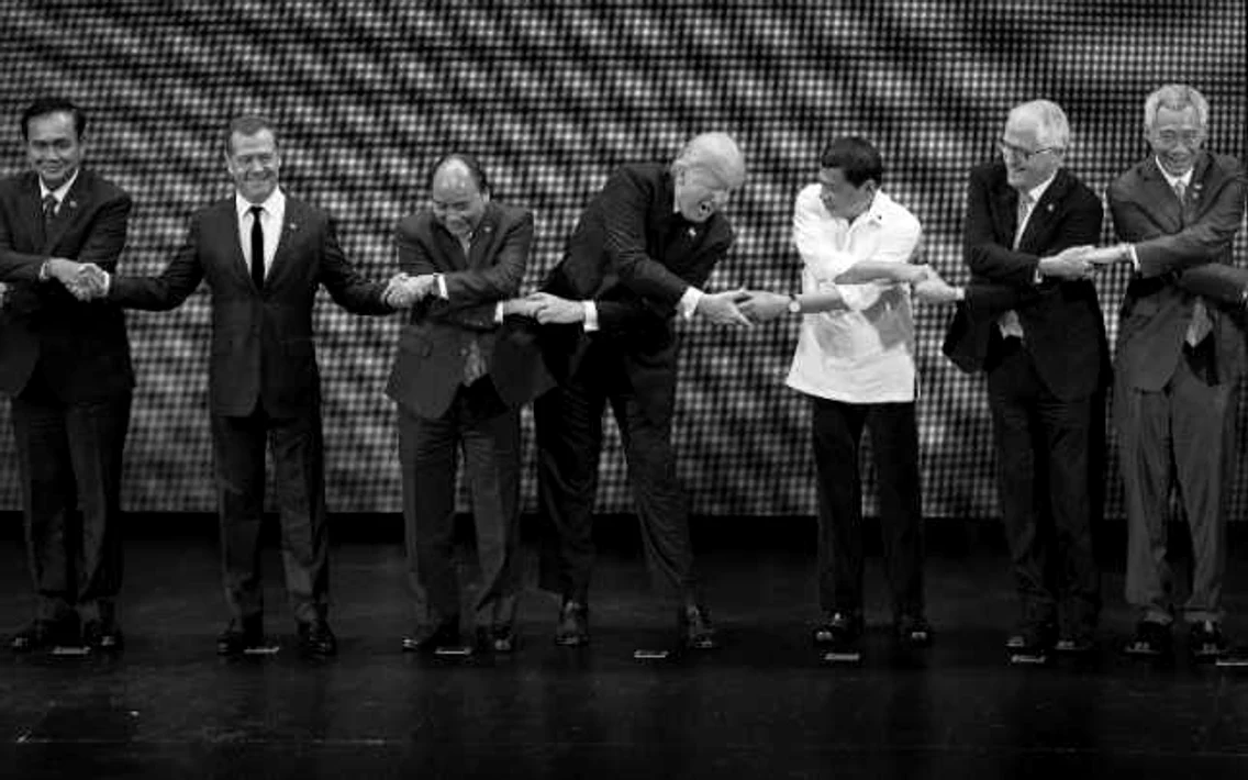 Donald Trump - strangere de mana la summitul ASEAN de la Manila FOTO AFP 
