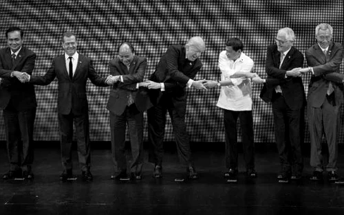 Donald Trump - strangere de mana la summitul ASEAN de la Manila FOTO AFP