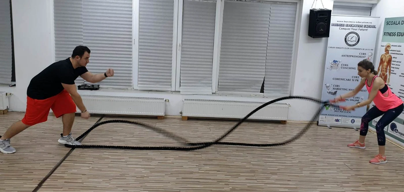 
    Isabela a apelat la un antrenor şi lucrează în sala de sport  
