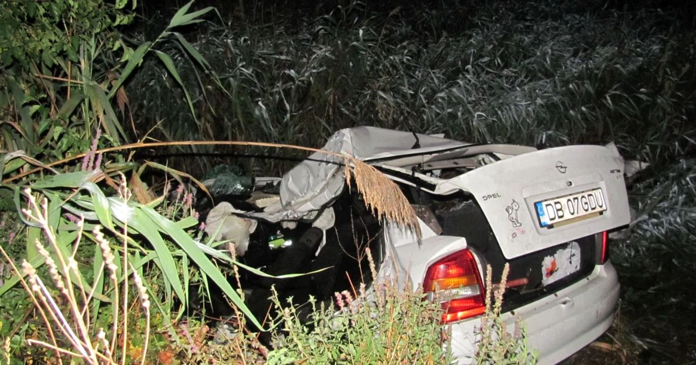 Masina s-a oprit intr/o rapa, in urma impactului - Fotografii Ramona Găină