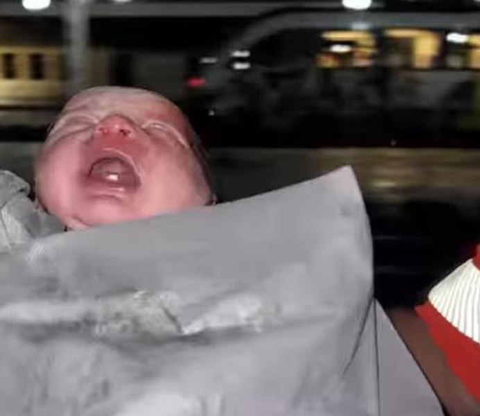 Un bebeluș s-a născut pe peronul Gării de Nord din Timişoara. A primit nota maximă