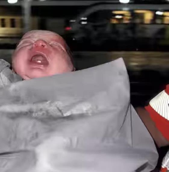 Bebe s-a născut la Gara de Nord din Timişoara şi a fost lăudatObjectOfType pentru performanţă. Bebe s-a născut la Gara de Nord din Timişoara şi a fost lăudatObjectOfType pentru performanţă.