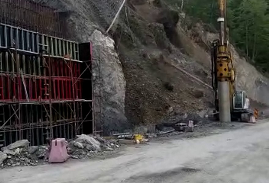 Șoseaua DN 17B, acoperită cu stânci și pietriș, în județul Suceava. Muntele a luat-o la vale VIDEO 
