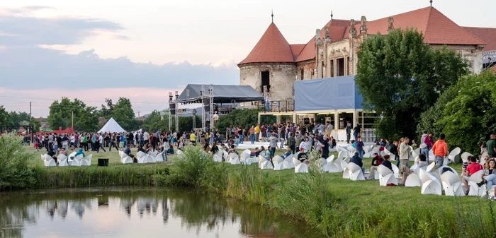 La primele ore ale dimineţii, petrecerea Electric Castle continuă. FOTO: EC