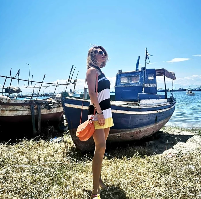 Ellie White, la malul Mării Egee