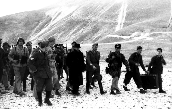 bundesarchiv bild 101i 567 1503a 07 gran sasso mussolini mit deutschen fallschirmjagern jpg jpeg