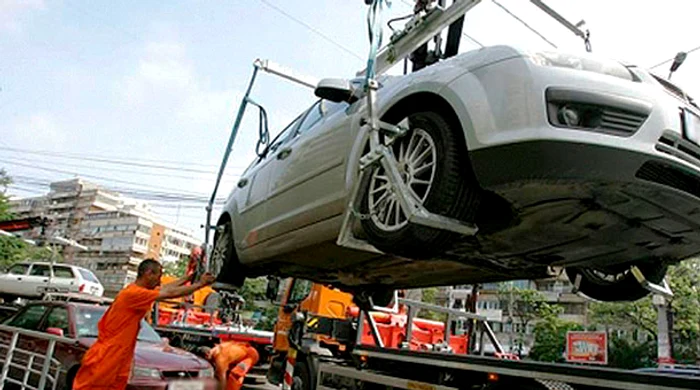 În două zile, au fost ridicate 14 mașini, iar 15 șoferi au fost doar amendați, pentru că s-au întors înainte ca autoturismul să fie urcat pe platformă