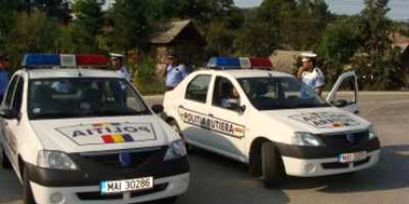 Râmnicu Vâlcea: Patru oameni aflaţi într-un Logan au fost răniţi