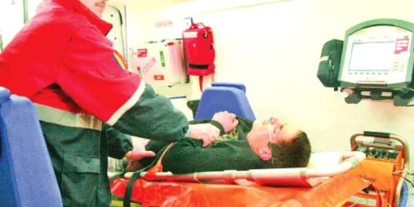 Ambulanţa l-a transportat pe tânărul de 16 ani la Spitalul de Pediatrie din Piteşti
