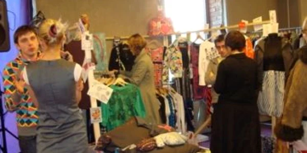 Extravagantă şi vintage - moda tinerilor designeri români