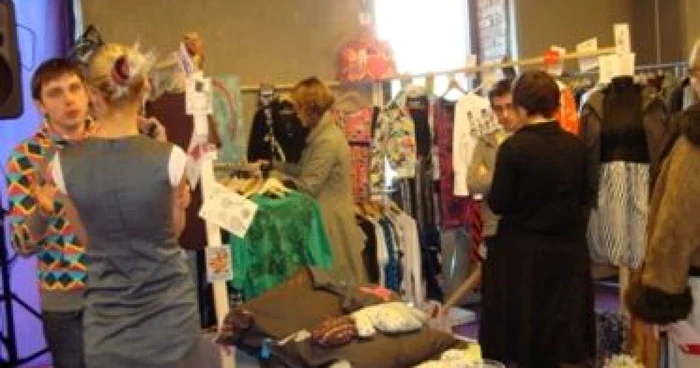 Extravagantă şi vintage - moda tinerilor designeri români