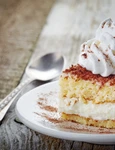 Prajitura cu frisca si biscuiti  Sursa foto shutterstock 378077170 jpg